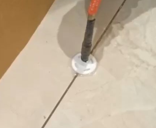 桃源瓷砖空鼓维修公司专业解答瓷砖在铺贴过程中，如果没有涂抹均匀到位的粘结材料（如水泥砂浆或瓷砖胶），可能会导致以下问题